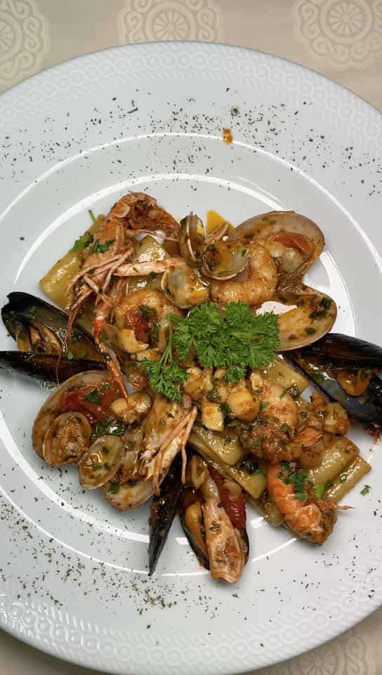 Piatto a base di pesce con paccheri allo scoglio